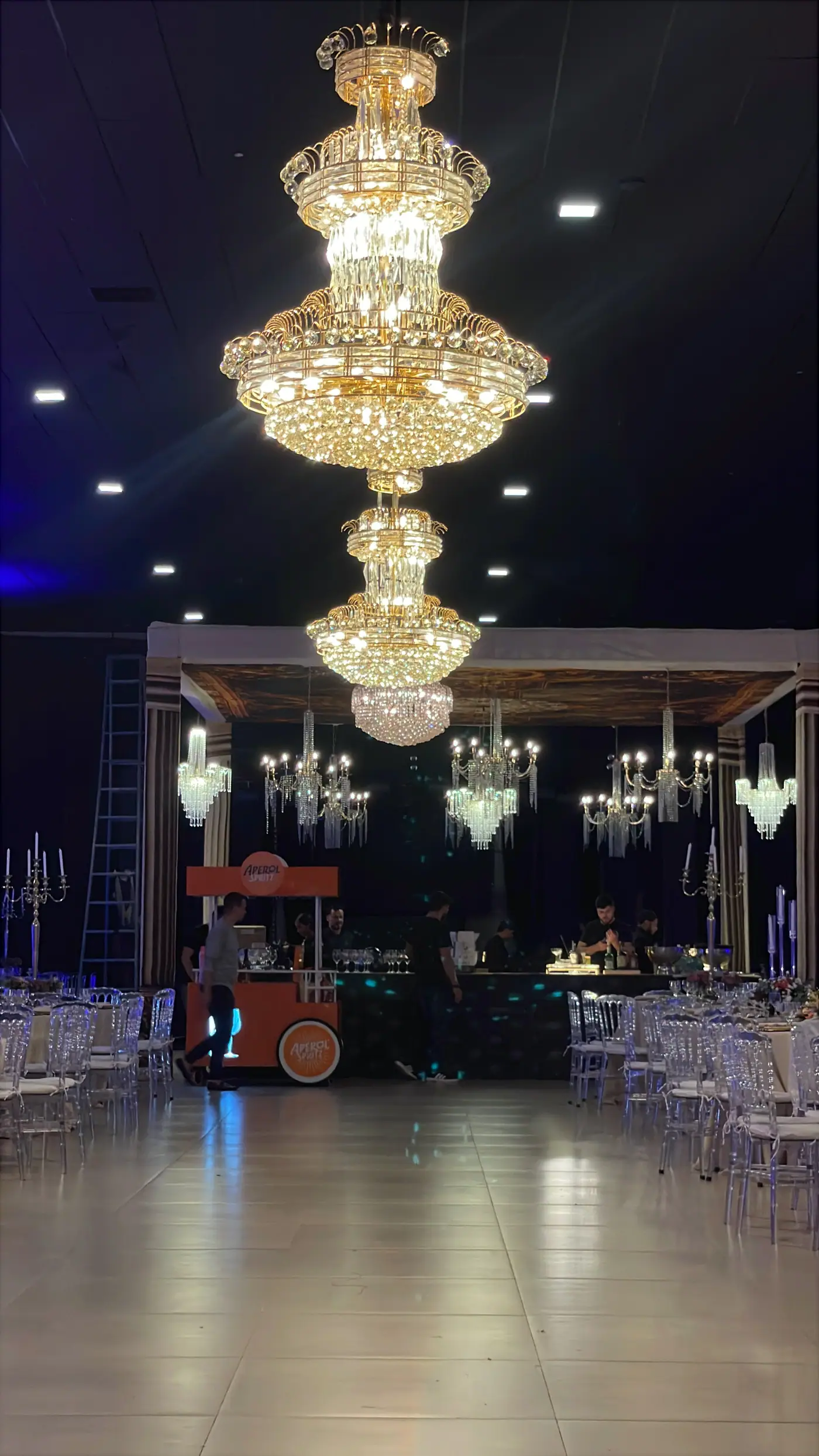 Montagem do salão com lustres de cristal para o jantar da Semana da Água
