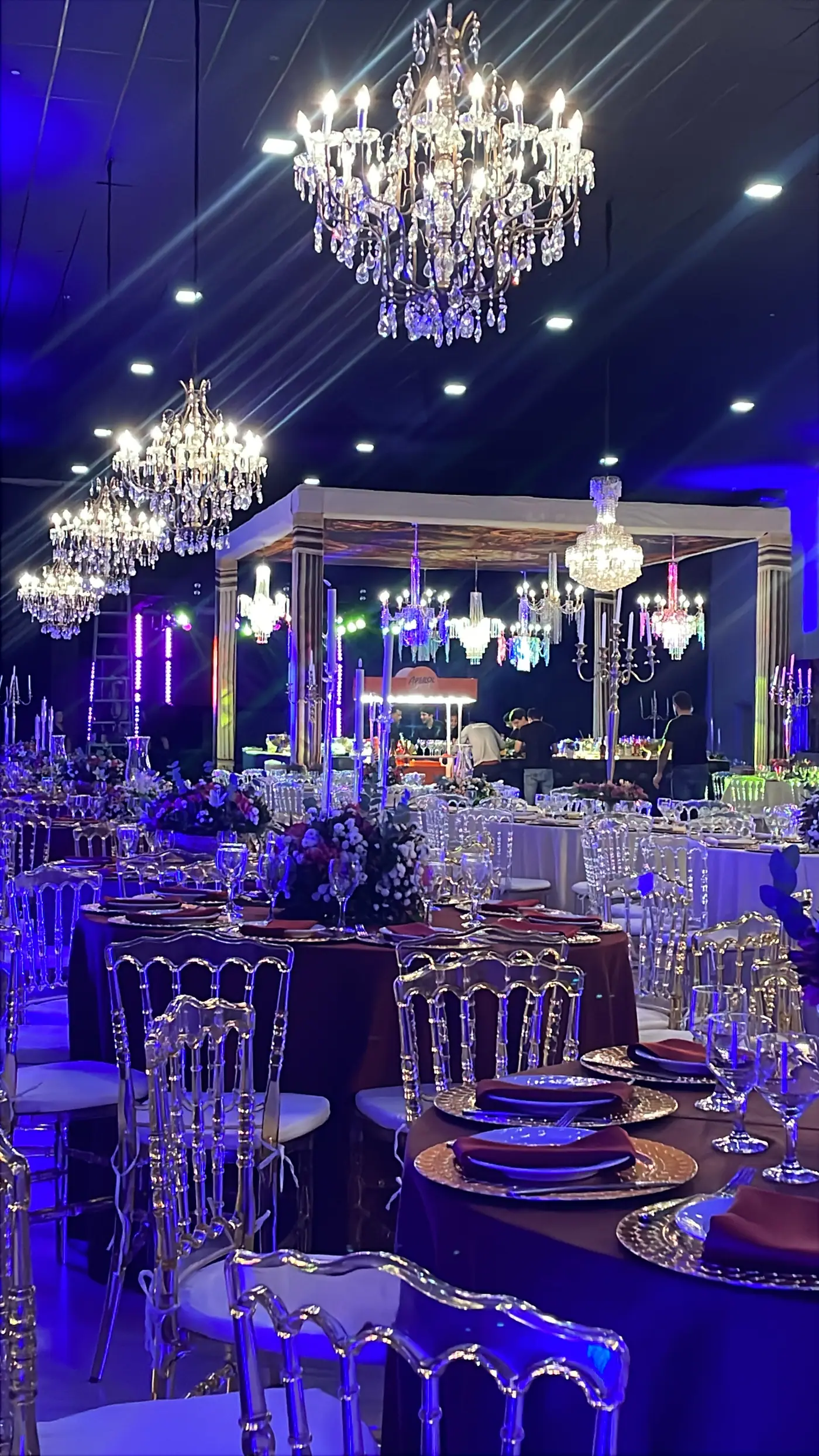 Mesas postas e decoração floral no jantar de gala da Semana da Água