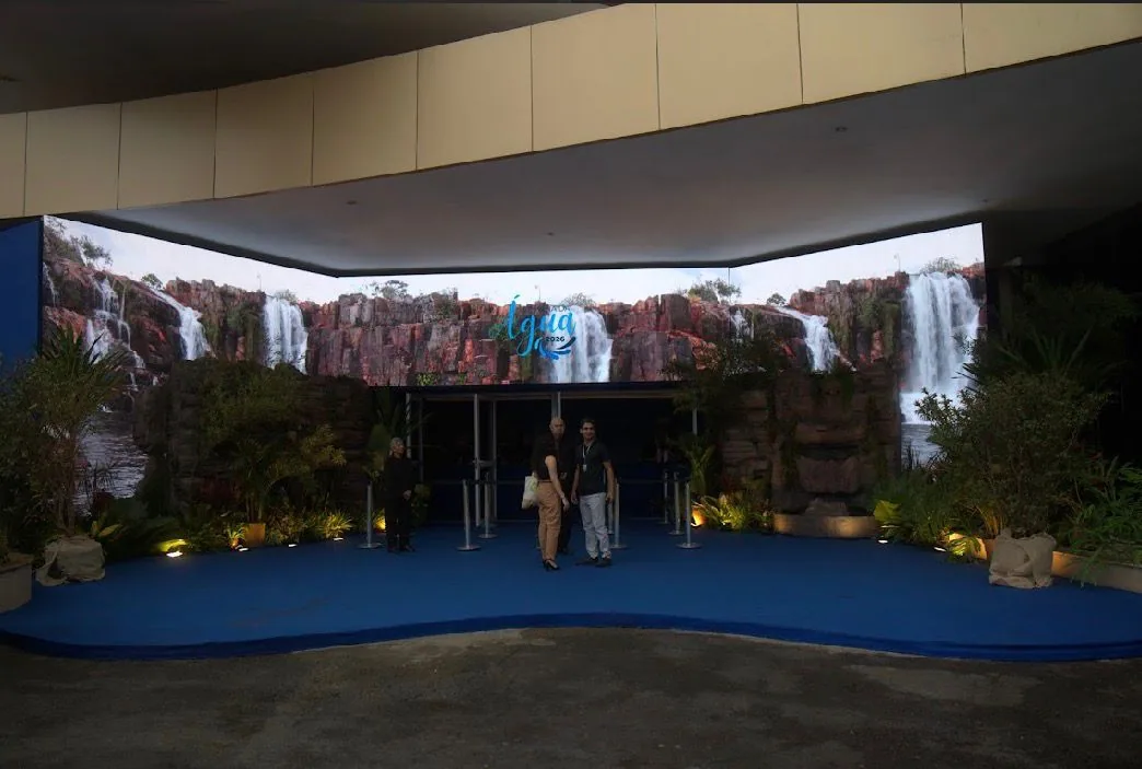 Palco com cenografia de cachoeira e painel de LED ao fundo