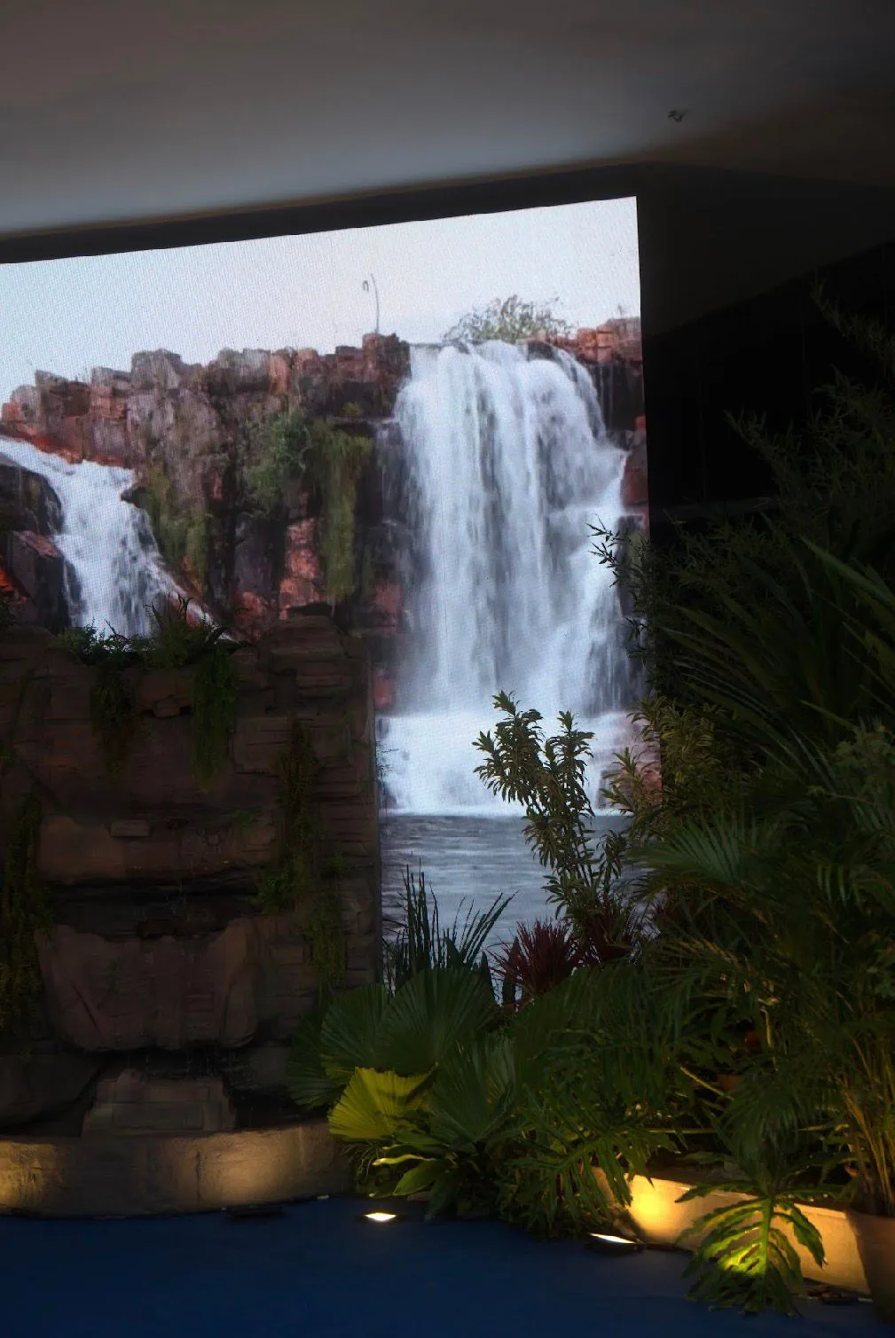 Detalhe da cenografia de cachoeira montada no salão