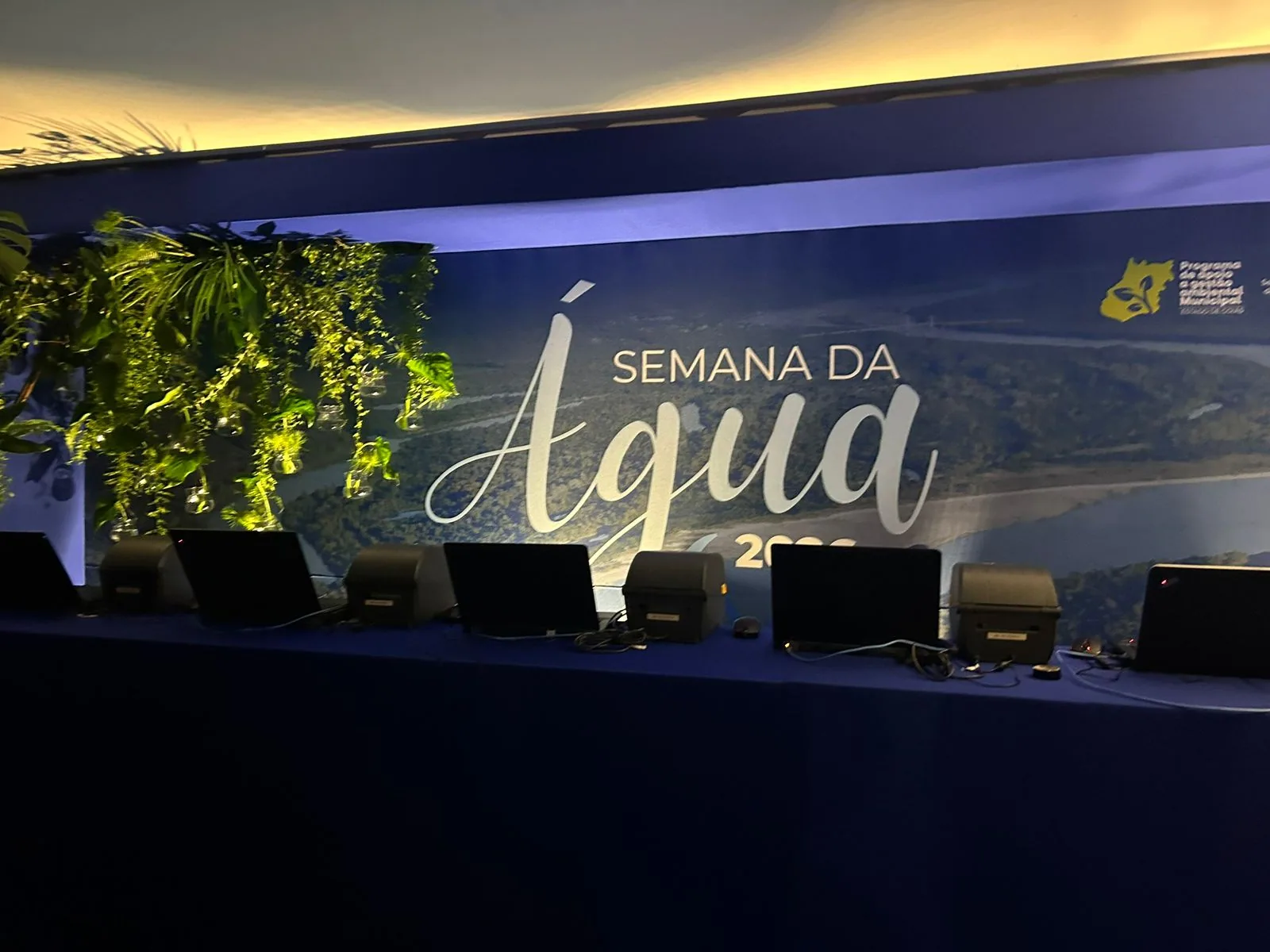 Bancada de debate no palco da Semana da Água, com painel de LED