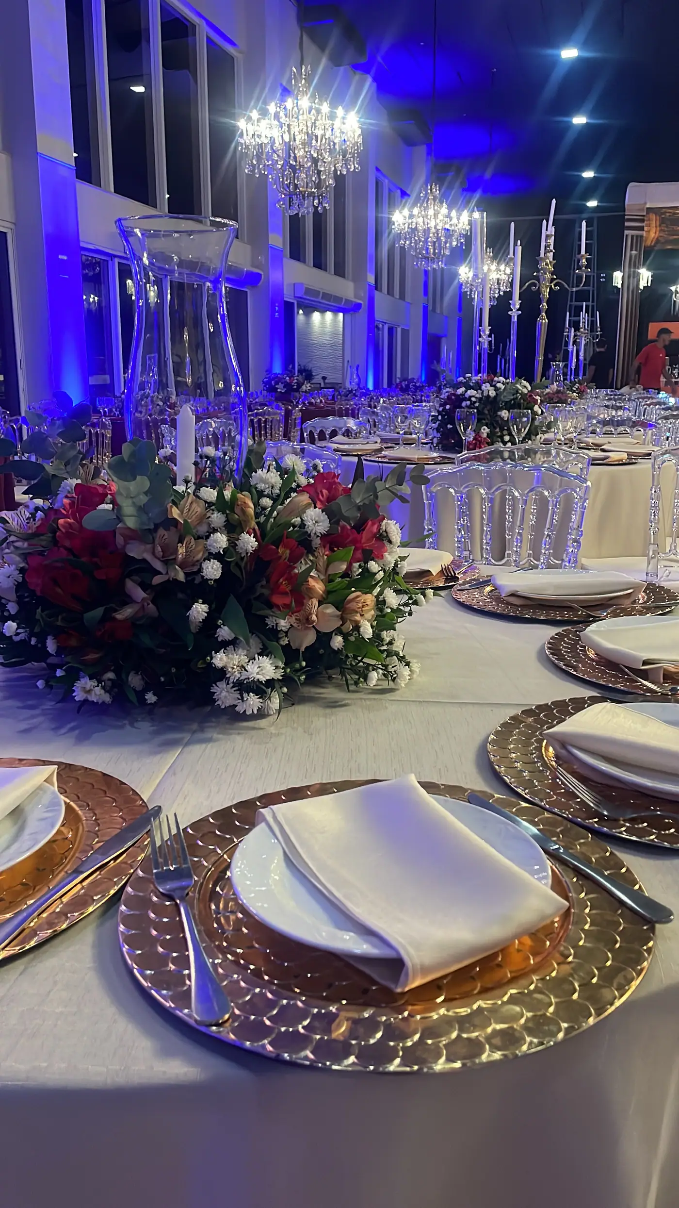 Detalhe da mesa posta com arranjo floral no jantar da Semana da Água