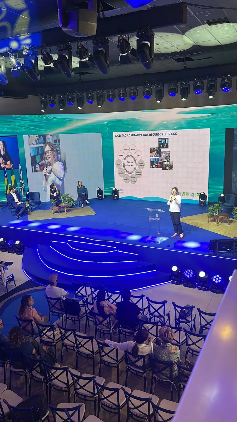 Palestrante no palco durante a Semana da Água