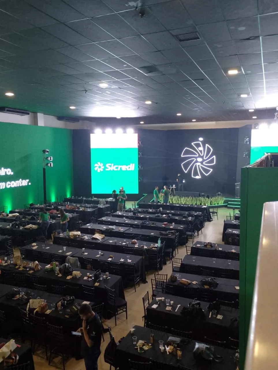 Palco e painéis de LED montados para convenção corporativa