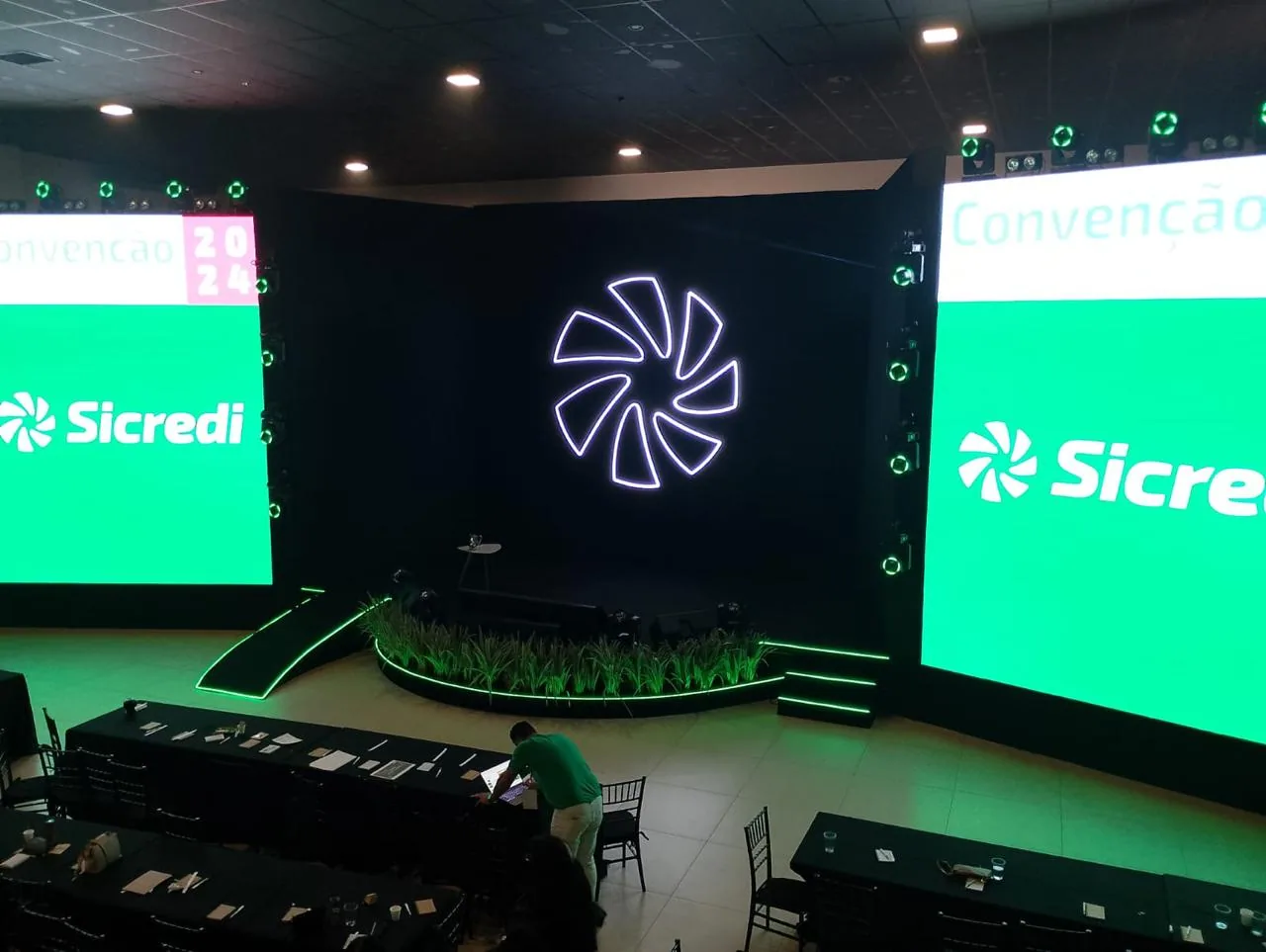 Convenção de instituição financeira montada no salão, com painel de LED e cenografia