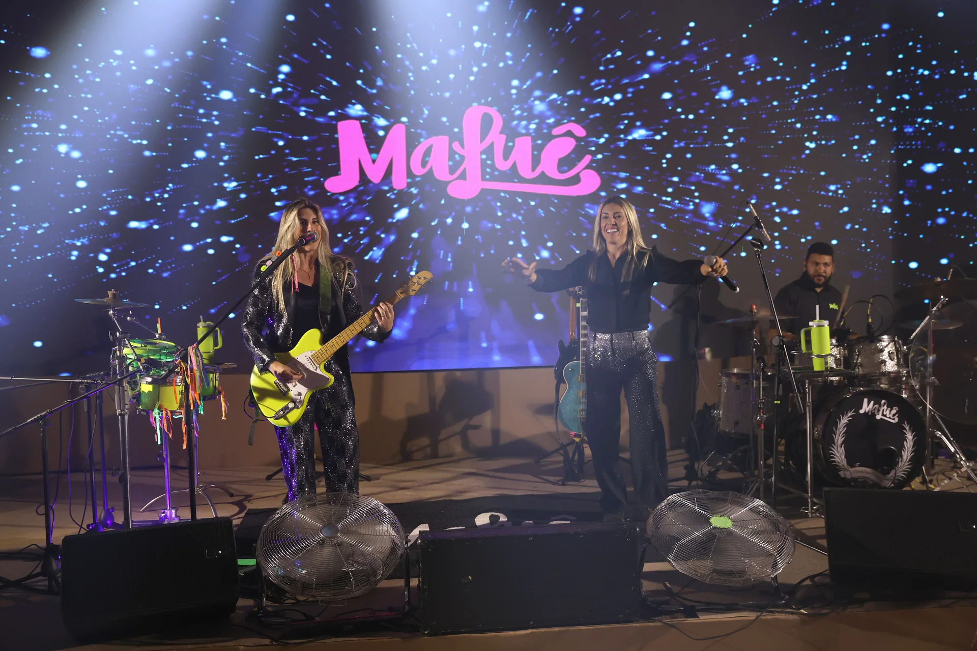 Banda Maluê se apresentando no palco do Baile do Rubi