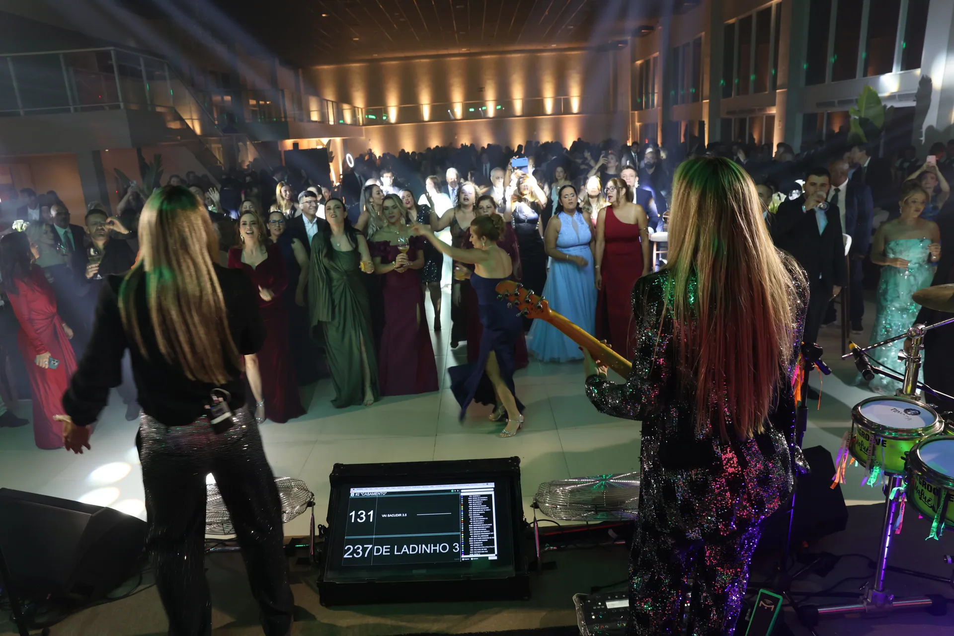 Convidados na pista de dança do Baile do Rubi